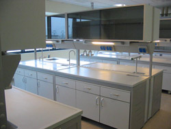 Banchi da laboratorio con lavello e mobili sottopiano