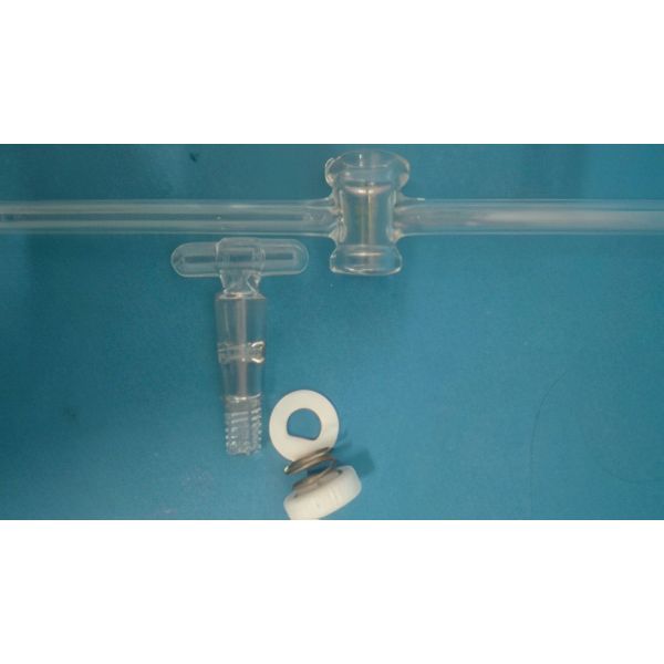 Rubinetti per vuoto, ad una via, maschio vetro soffiato completamente in vetro, dado sagomato e rondella in PTFE, molla antigrippaggio in acciaio, vetro borosilicato
