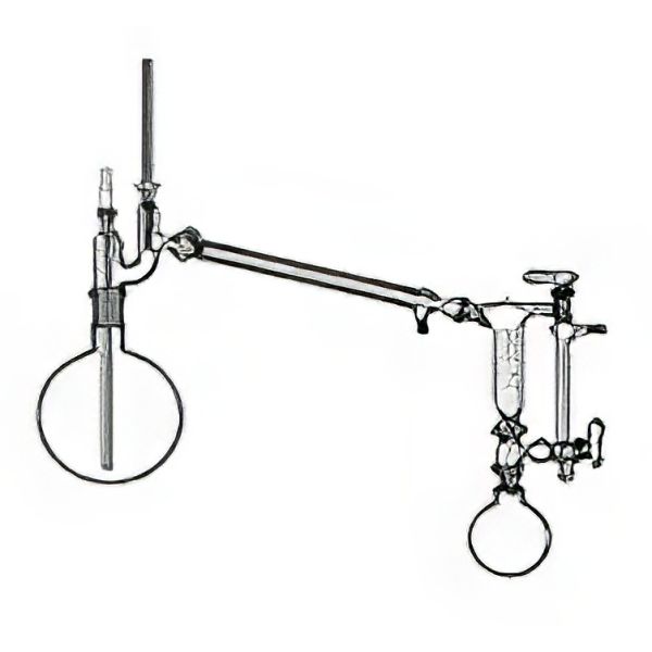 Distillatore sec. Claisen, vetro borosilicato, composto da: *Pallone ml 2000 NS 29/32; *Raccordo per distillazione secondo Claisen con refrigerante Liebig incorporato mant.400 cono M/F 29/32;* Tubetto per immissione gas-aria NS 14/23; *Ricevitore di frazione graduato ml 50 con presa per vuoto; *Pallone ml 500 NS 29/32.