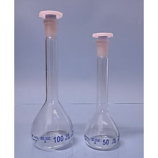 Matracci tarati, vetro borosilicato, con tappo PP per cono NS, classe A, secondo le nome DIN-ISO 1042, stampa blu, segno di taratura inciso, con rapporto di taratura e numero di lotto (bach certificate)