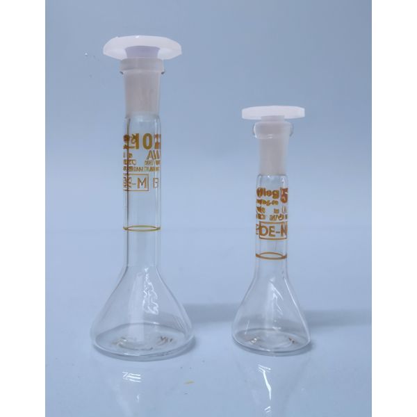 Matracci tarati, vetro borosilicato, forma trapezoidale, con tappo moplen, classe A, con con certificato di conformità "DE-M" (in caso d'ordine specificare il colore di stampa richiesto)