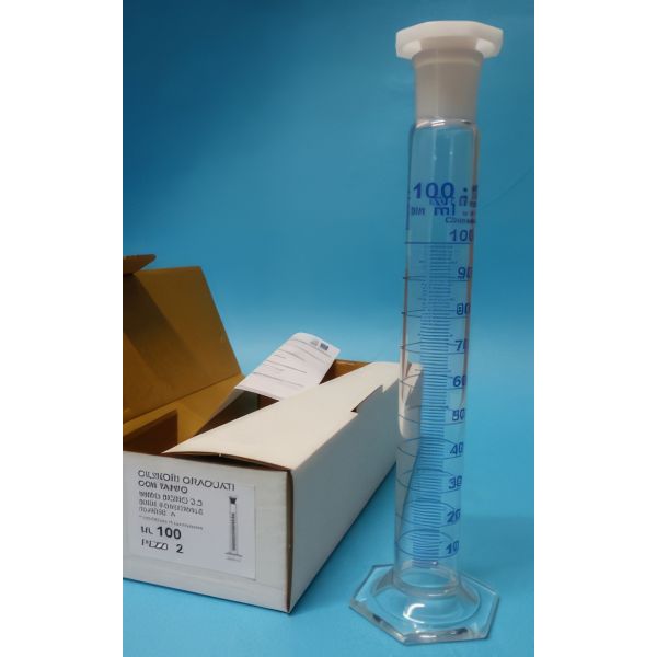 Cilindri graduati, in vetro borosilicato, classe A, base esagonale, con tappo PP (COLORE GRAD. BLU) con rapporto di taratura e numero di lotto (batch certificate) secondo la norma DIN ISO 4788